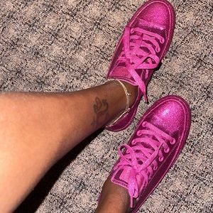Converse sneakers!! Unisex! Mens size 5 - Women’s size 7